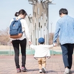 SNS上では「育児は夫婦協力してやるのが１番いい」の声が（tatsushi/adobestock.com）