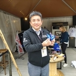 ディープボンドの折り鶴を手にした林田達樹さん（ロンシャン競馬場）
