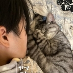 エリカラを外してもらって娘さんと寝るヤマモトさん＝ヤマモトさんさん（@Yamamoto_1112）提供