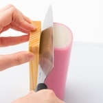 包丁の背を使うとスムーズに取れるって知ってましたか（画像提供：紀文食品）