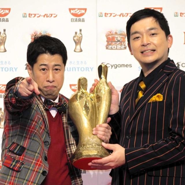 M-1大会後の記者会見で、優勝の喜びを語るウエストランドの井口浩之（左）と河本太（2022年12月18日撮影）