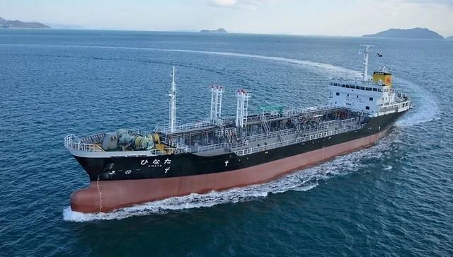 国内を航行するタンカー「ひなた」（東幸海運ホームページより）