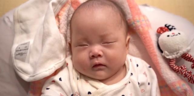 すやすや眠る天使＝わずか476gで産まれた娘の父@22w5d@6m(修正2ｍ)@超低出生体重児@いっちゃんさん（@476g22w5d）提供