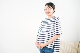 妊婦さんのお腹だからって無断で触るのはNGです（イメージ画像）