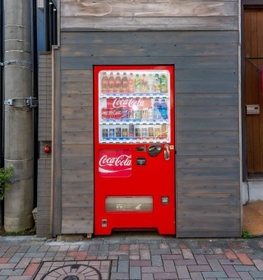 焼き鳥屋が閉店し、入口は自販機でふさがれました。ところが…（提供画像）