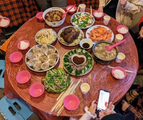 2023年旧暦1月2日「初ニ」の日、親族で囲んだ食卓の様子（Tessさん提供）