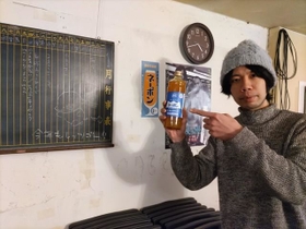 「ライヴ喫茶亀」で提供している伝説の飲み物「ネーポン」と店長の嶋仲さん