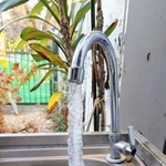 チョロチョロ出していたはずが…見事に凍ってしまった水道。シンクにはひとひらの紅葉が！（七沢荘公式アカウントより）