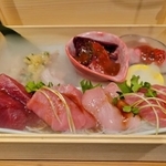 付き出しとして出される「玉手箱」は刺身でも食べられる赤身、ここでしか食べられないあらも焼肉でいただく「マグロ焼肉」