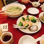 両親との楽しい思い出のある中華料理店でいろいろ注文し2人でシェアして食べたという（レンタルなんもしない人さん提供）