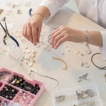 趣味のビーズアクセサリー作りが温かい交流に…（satura_/stock.adobe.com）