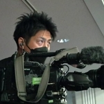 獲物を見つけたような鋭い視線の樋江井カメラマン