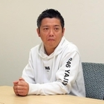 被災当時を振り返るかみじょうたけしさん。「普段は震災のことは話さないですけど、やっぱりみんな思ってるんですよね」＝大阪市内、松竹芸能