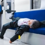 大人が酔いつぶれている姿はよく見ますが…（maroke/stock.adobe.com）