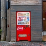 焼き鳥屋が閉店し、入口は自販機でふさがれました。ところが…（提供画像）