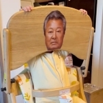 ベビーチェアをたくし上げると…梅宮辰夫さんに変身！（提供画像）