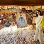 映画「ribbon」のクライマックスに登場した「いつかの自画像と平井の作品」。展示会場である旧浅田邸の空間に合わせて再構成した（筆者撮影）