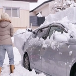 自動車の屋根の雪を降ろす女性　※写真はイメージです（kelly marken/stock.adobe.com）