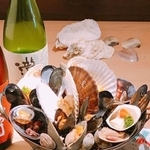 貝が積み上げられた「貝蒸し」