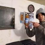「ライヴ喫茶亀」で提供している伝説の飲み物「ネーポン」と店長の嶋仲さん