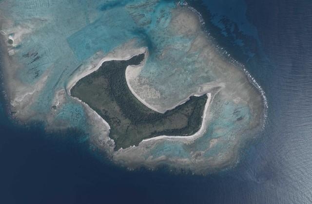 沖縄北部・伊是名村に属する無人島「屋那覇島」（国土地理院の空中写真／2021年11月撮影）