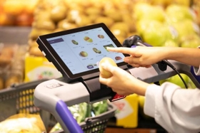 スマートストアに導入されている「スマートショッピングカート（SSC）」。商品をカゴに入れる際に、バーコードをスキャン。専用の決済ゲートでスムーズな清算が可能になるといいます（提供画像）
