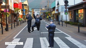 危険な撮影シーンを合成写真で再現＝大分県警察公式ツイッターより（@oita_police）