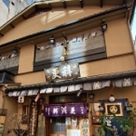 ちょいと暖簾をくぐりたくなる老舗のたたずまい＝神田錦町更科さん（@kandasarashina）提供
