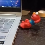 USBに差すと一心不乱に腹筋し始めるエルモ（マキヤさん提供）