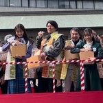 神戸市中央区の生田神社で開催された「節分祭」にゲスト出演し、タレントの貴島明日香らと豆撒きを行った的場寛一