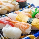 「パックすし」のイメージ（kikisora/stock.adobe.com）