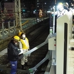 通称「定規」と呼ばれる測定器具で、ホーム柵が電車に接触することがないか確認しています