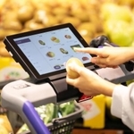 スマートストアに導入されている「スマートショッピングカート（SSC）」。商品をカゴに入れる際に、バーコードをスキャン。専用の決済ゲートでスムーズな清算が可能になるといいます（提供画像）