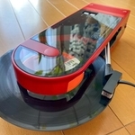 サウンドバーガーでレコードを再生しているところ。このミニマムなサイズと昭和レトロなデザインが素敵です