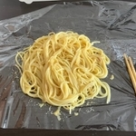 ラップの上に直スパゲッティ…これが生活のバッドエンド？（サイケ蟹光線さん提供）