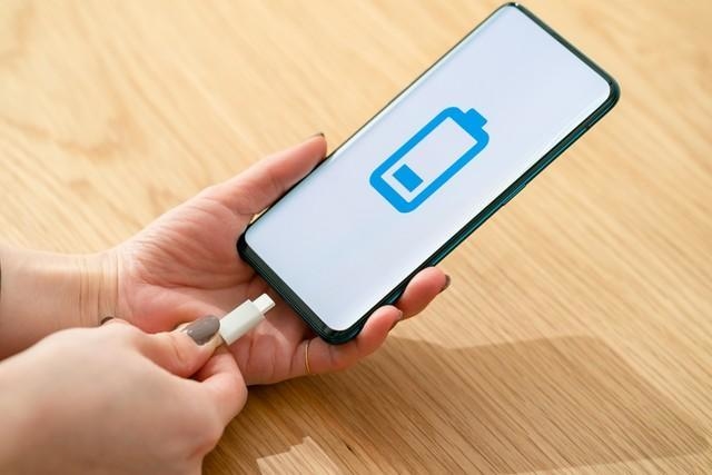 バッテリー交換大丈夫ですか？（naka/stock.adobe.com）