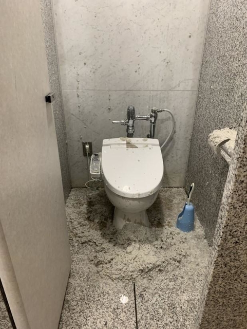 ぜったいにゆるさなーい！」図書館のトイレ個室の惨状に「どう