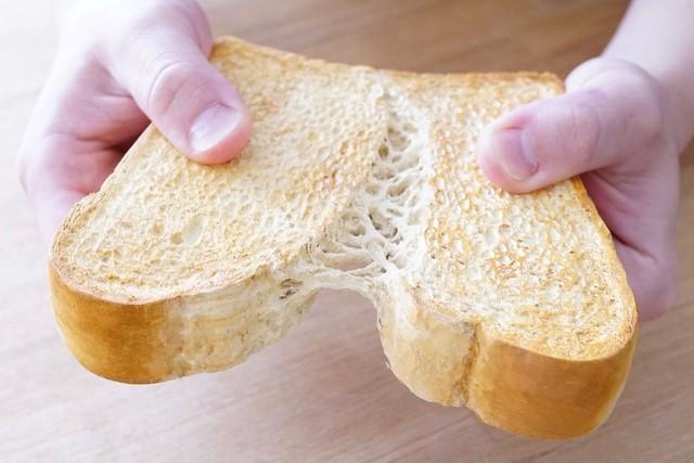 焼きたて熱々のトーストを、真ん中で割ると…！？ 実は「木彫り」作品