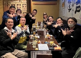 雅さんもオフ会メンバーに加わり、手話で「北」を示すポーズで記念撮影。撮影者は雅さんの妻（北村姓）。参加した多くの北村さんが、会場で対面するまで悠さんのことを男性と思い込んでいた（SNSでは顔を出していない）