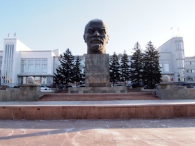 ウラン・ウデ中心部にあるレーニン像