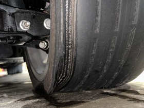 飛び込み客が持ち込んだ車のタイヤは…（提供画像）