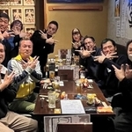 雅さんもオフ会メンバーに加わり、手話で「北」を示すポーズで記念撮影。撮影者は雅さんの妻（北村姓）。参加した多くの北村さんが、会場で対面するまで悠さんのことを男性と思い込んでいた（SNSでは顔を出していない）