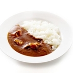 電車内でカレーライスを食べるだなんて…　※イメージ写真　（K/stock.adobe.com）