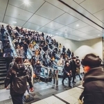 エスカレーターで立ち止まる条例制定へ、あなたはどう思う？(beeboys/stock.adobe.com)