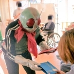 仮面ライダーの仮装で入院患者を慰問したRareさん。すると奇跡が…（提供画像）