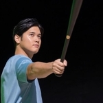 撮影現場でバットを構える大谷翔平選手。強い光に照らされる姿もさまになっています