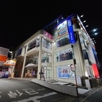 快活CLUB千里本店の外観。紳士服チェーン「AOKI大阪千里総本店」に併設している＝青線さん（@Blue_Liner31）提供