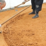 土俵の縁を丁寧に整える