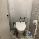 被害にあった男子トイレの個室。床一面に濡れたトイレットペーパーがまき散らされている（茨城県立図書館提供）