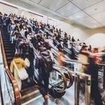 エスカレーター…「本当は止まって乗るのが理想」なのだそうです　※画像はイメージです（(beeboys/stock.adobe.com)/stock.adobe.com）